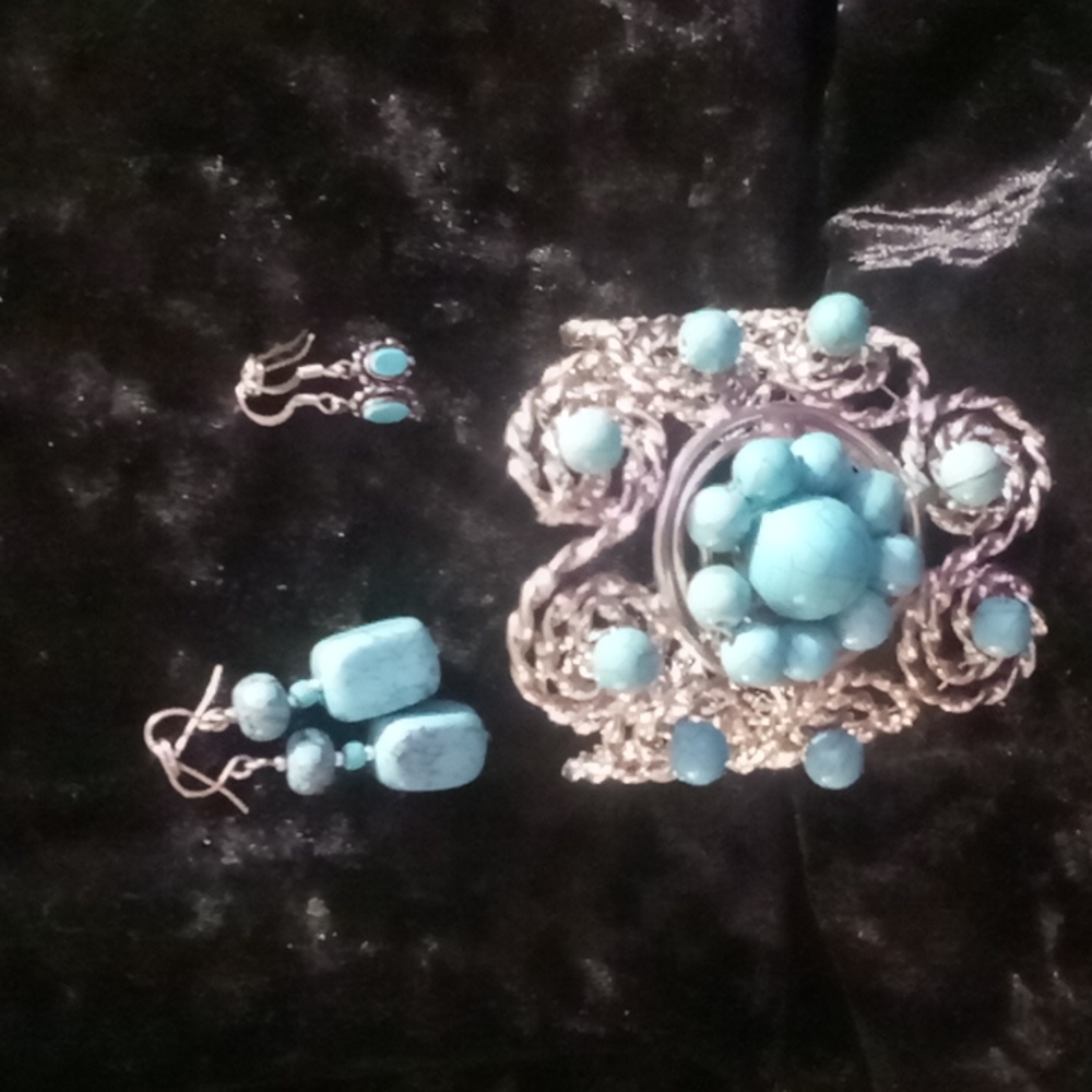 Vintage turquoise wire cuff bracelet with 2 pairs of vintage like earrings.